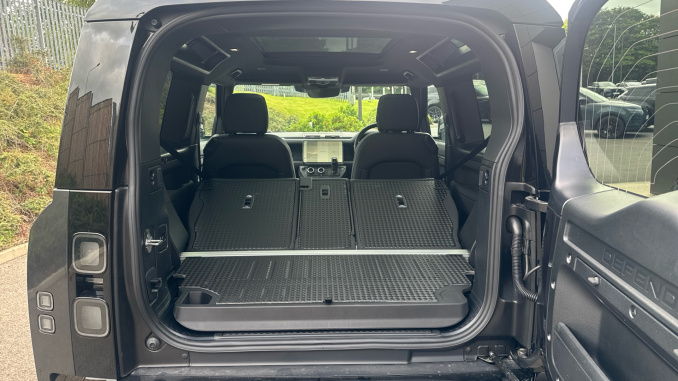 Land Rover Defender 3.0 D250 X-Dynamic SE 90 3dr Auto Diesel Estate - Image 10